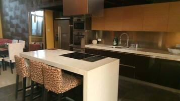 Coffee/tea maker, fridge, oven, electric kettle