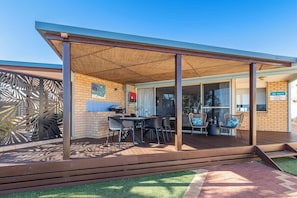 Outdoor dining - Blue Waters- Riverview Escape for the whole family (Kalbarri)