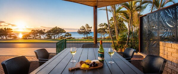 Outdoor dining - Blue Waters- Riverview Escape for the whole family (Kalbarri)