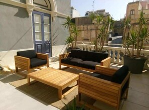A rooftop terrace with wooden furniture, including a sofa and two armchairs, and several potted plants. - Sliema La Loggia Suites - Room 4 (Tas-Sliema)