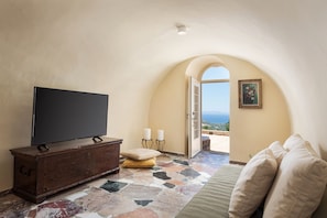 Departamento Prestigio, patio, vista al mar | Área de sala de estar | Smart TV de 43 pulgadas con canales vía satélite