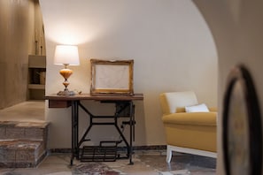 Departamento Prestigio, patio, vista al mar | Área de sala de estar | Smart TV de 43 pulgadas con canales vía satélite