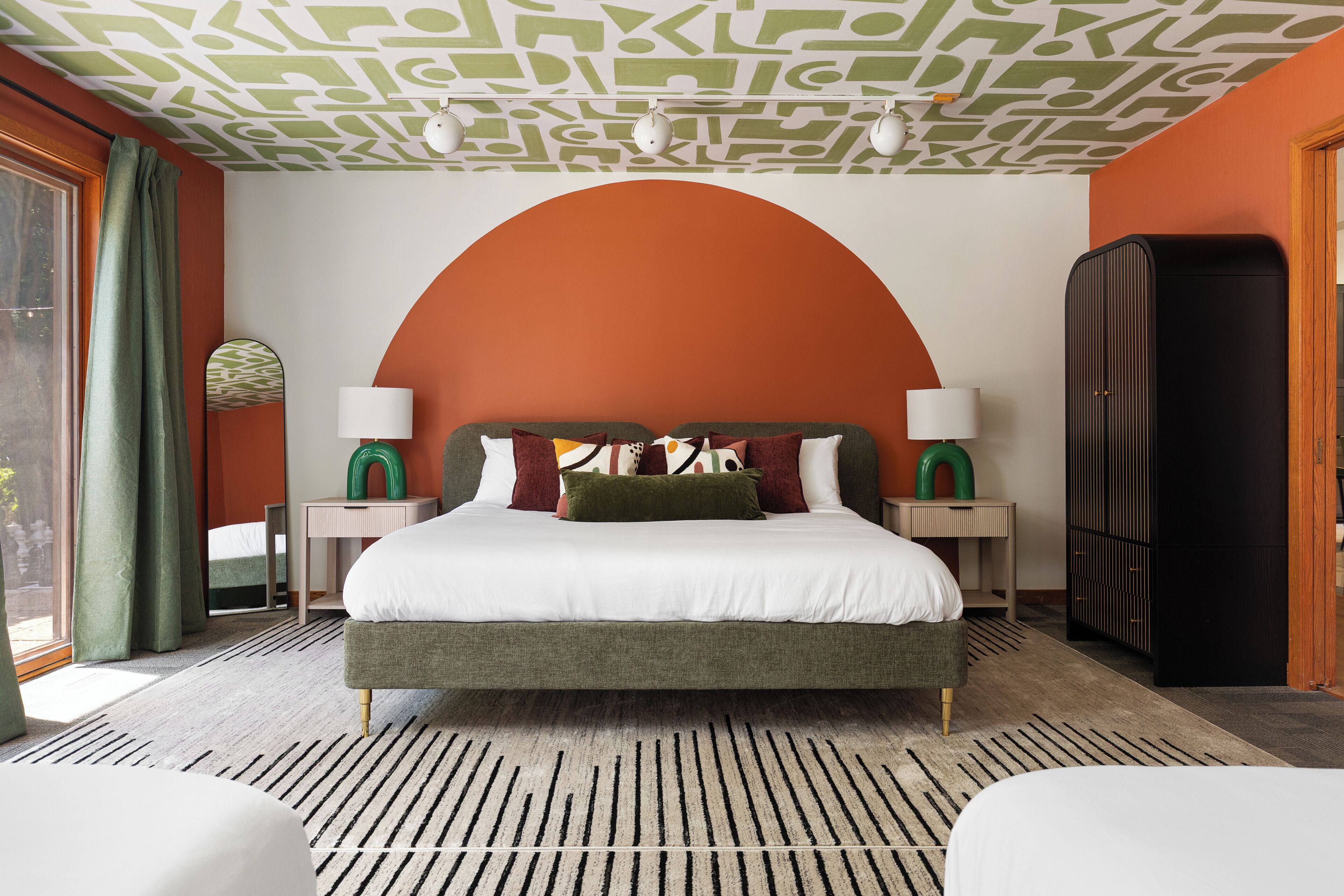 6 Schlafzimmer, Zimmersafe, Schreibtisch, Bügeleisen/Bügelbrett