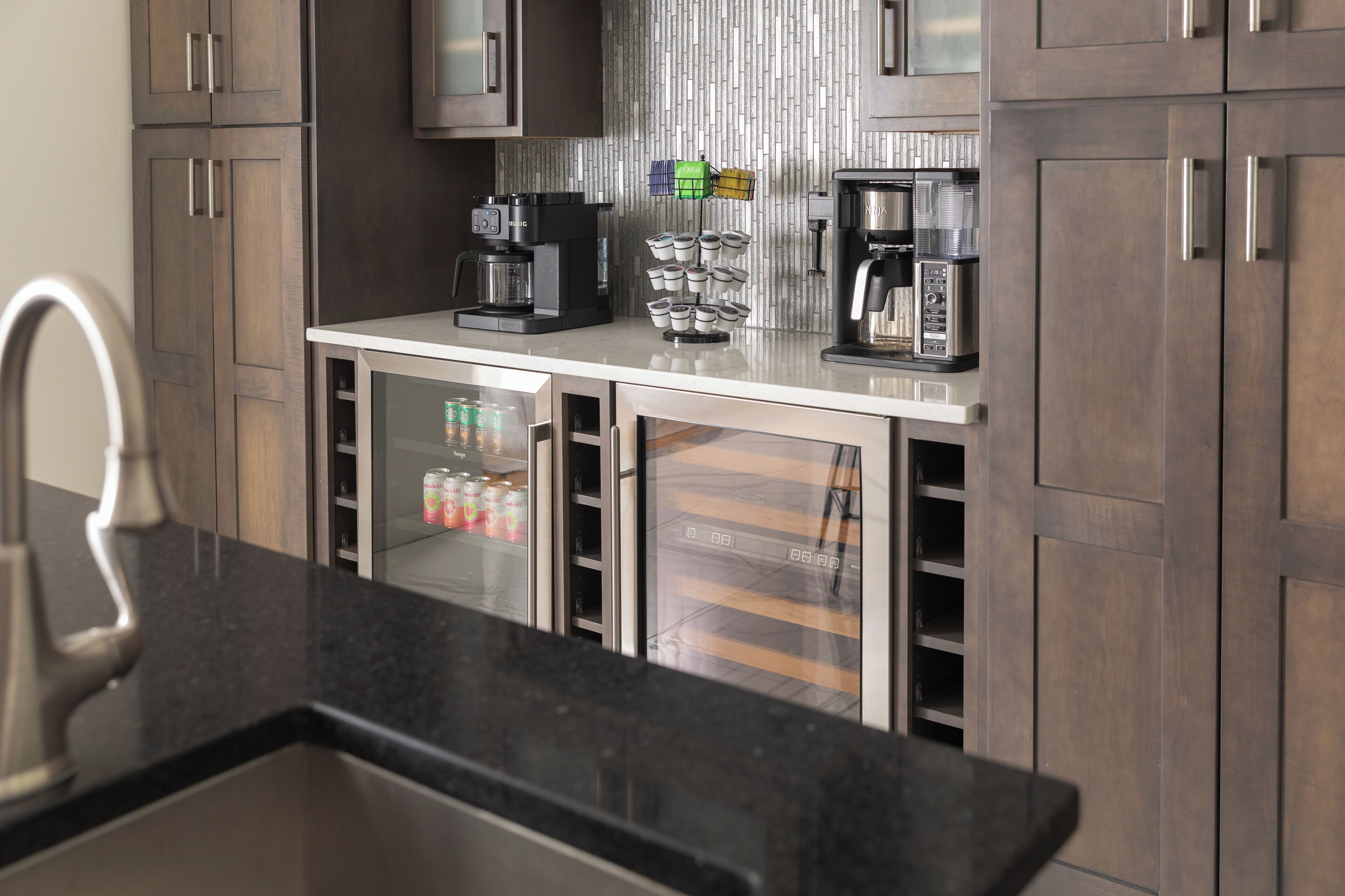 Wasserkocher mit Kaffee-/Teezubehör, Kühlschrank, Mikrowelle, Ofen
