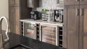 Wasserkocher mit Kaffee-/Teezubehör, Kühlschrank, Mikrowelle, Ofen