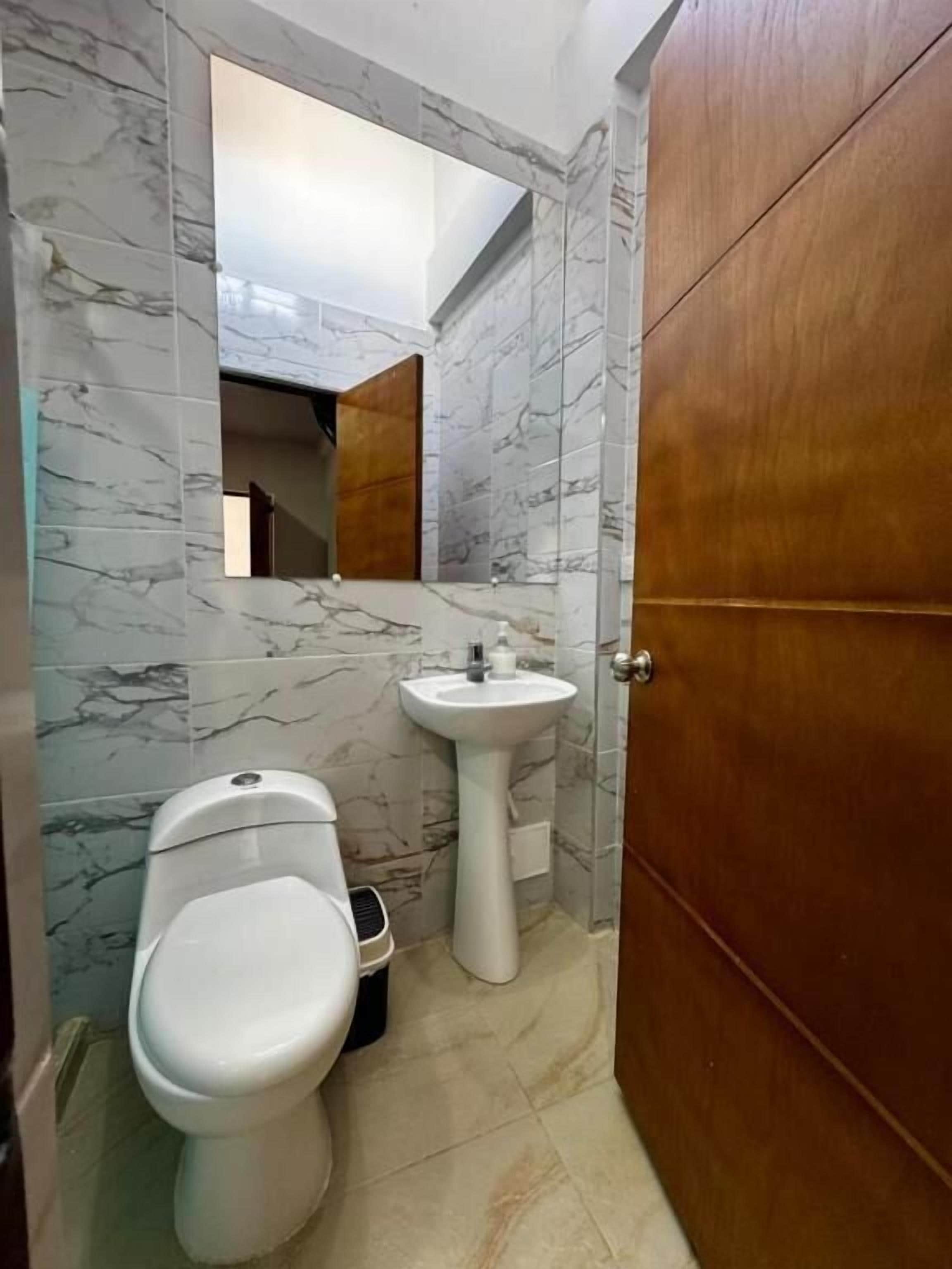 Standard-Doppelzimmer | Badezimmer | Dusche, Handtücher, Toilettenpapier