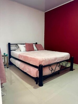 Standard Double Room | Desk, WiFi (free)