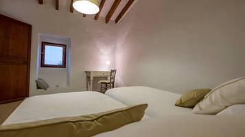 4 bedrooms, iron/ironing board, WiFi, bed sheets