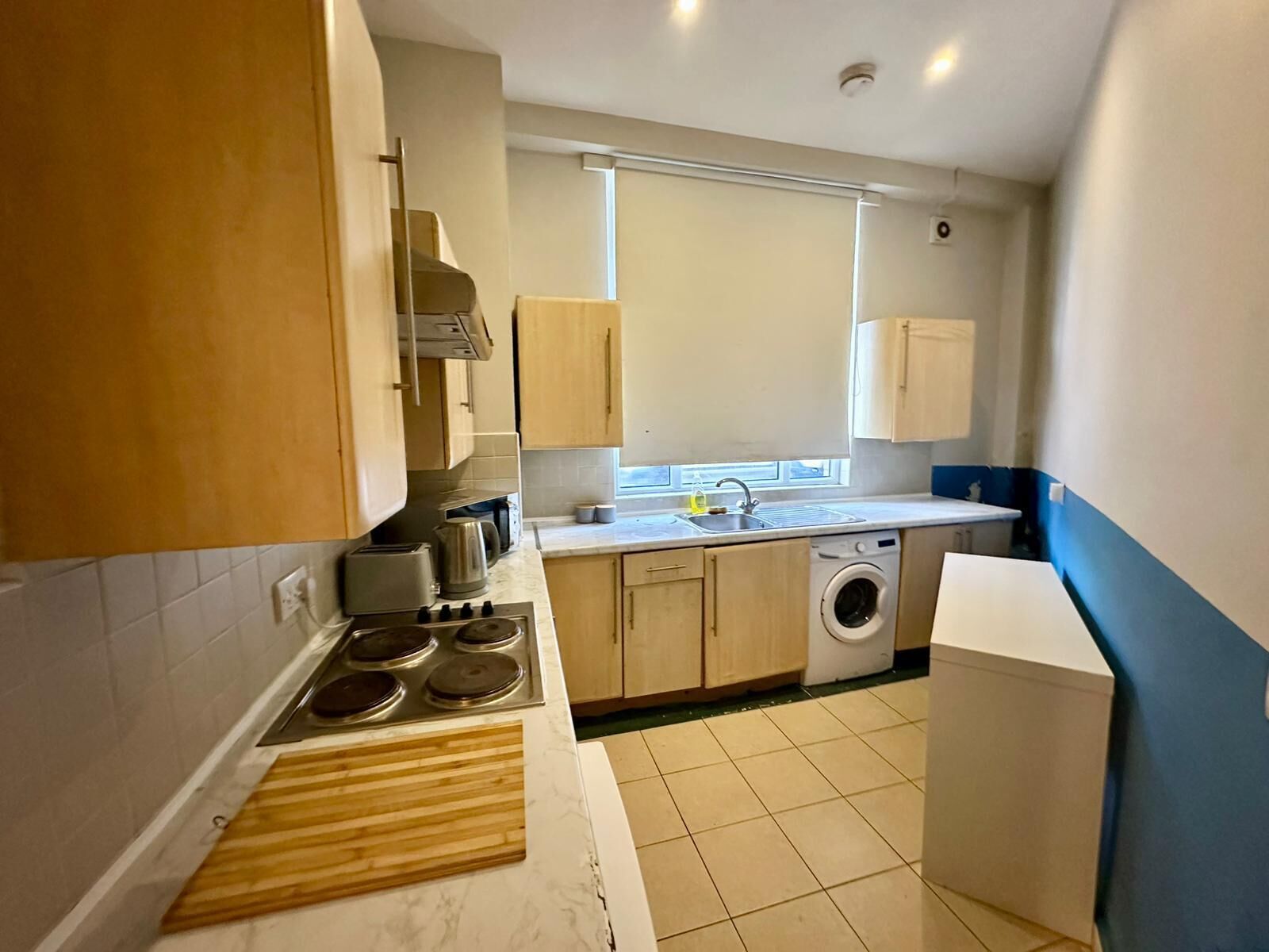 Fridge, oven, stovetop, electric kettle