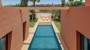 Una piscina con vista sul paesaggio circostante.