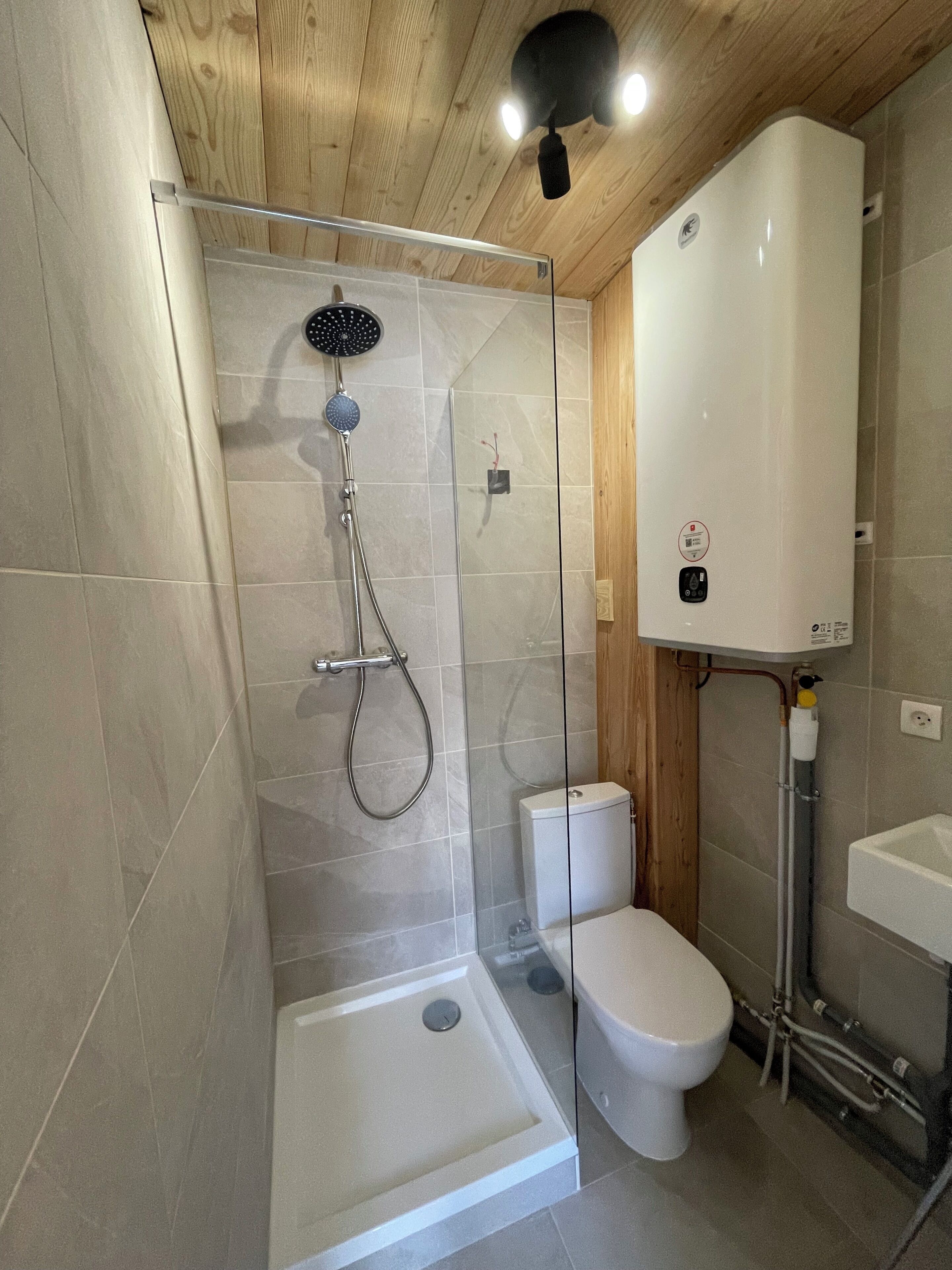 Douche, serviettes fournies, papier toilette