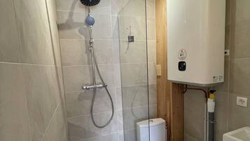 Douche, serviettes fournies, papier toilette