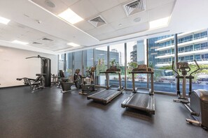 A gym with treadmills, stationary bikes, and weight machines. - StayShort - Chic 1-Bedroom Apartment in Dubai Marina That Sleeps 2 (Dubai)