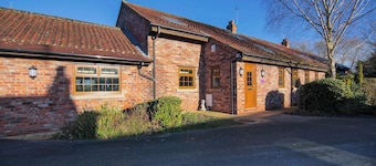 Ebor Cottage - Hot Tub, sleeps 14