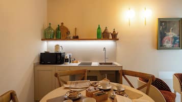Double Room, Courtyard View | Dining