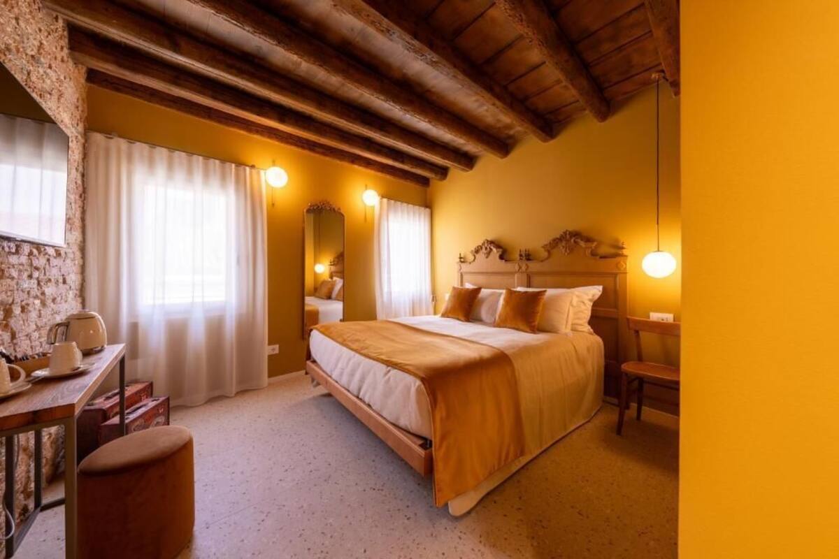 Quarto casal superior, vista para o pátio | Wi-Fi de cortesia