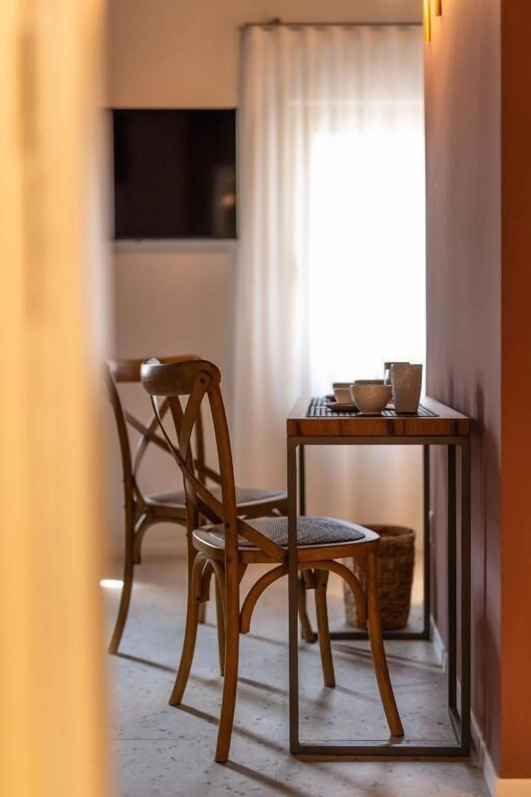 Appartement Deluxe, vue cour intérieure | Restauration