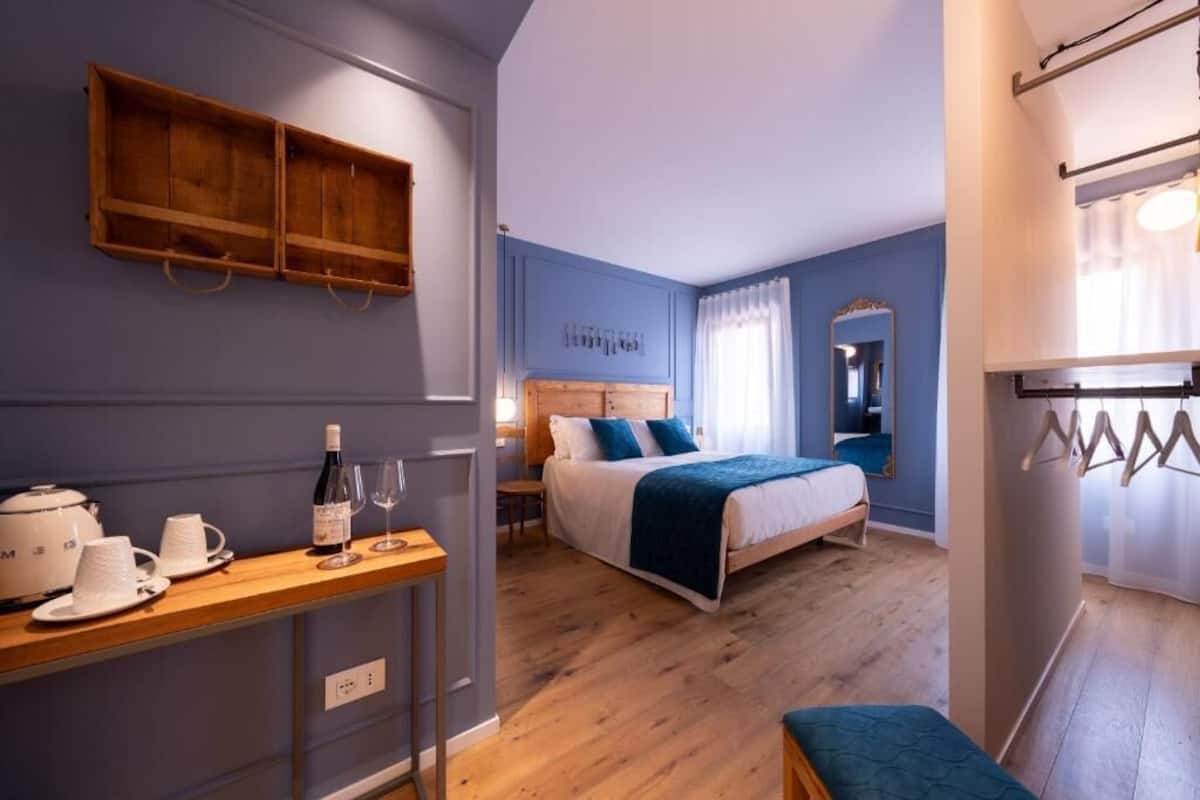 Quarto casal luxo, vista para o pátio | Wi-Fi de cortesia