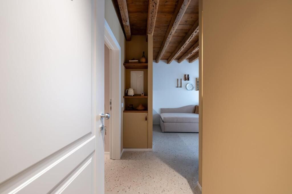 Un pasillo que conduce a una habitación con un sofá y un armario.