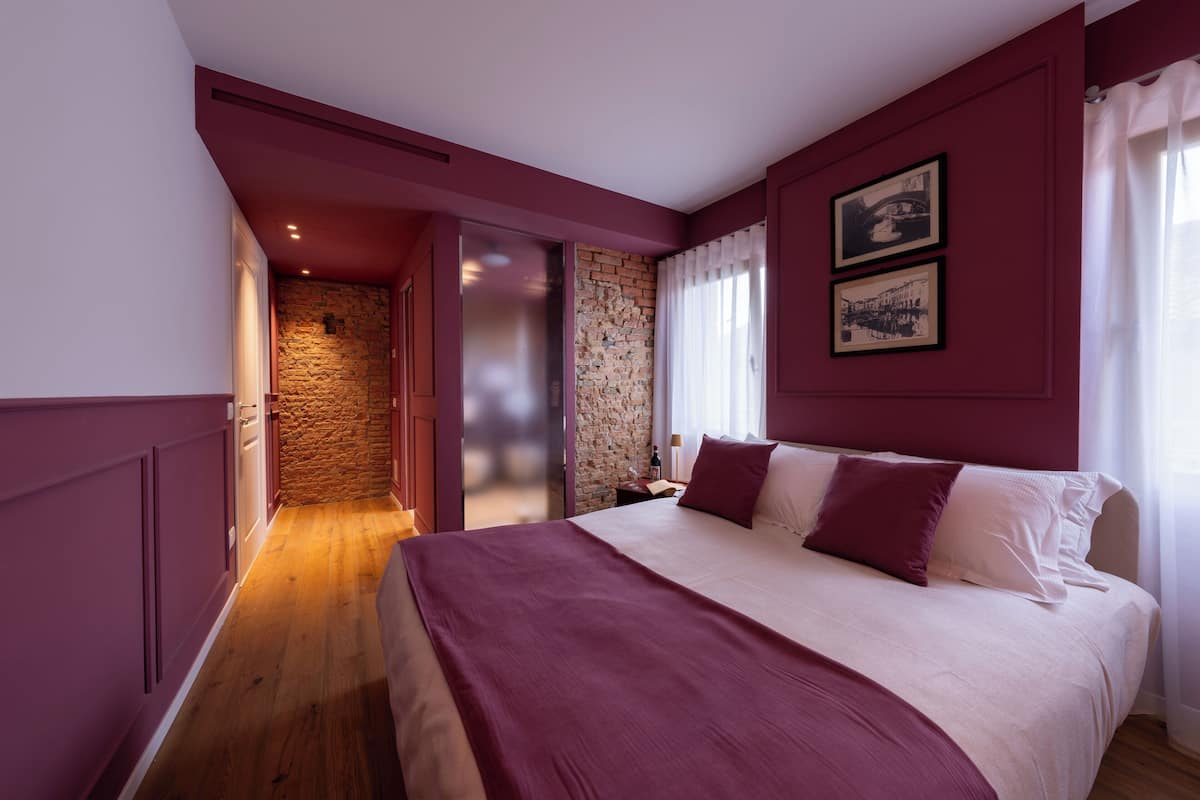 Quarto casal luxo, vista para o pátio | Wi-Fi de cortesia