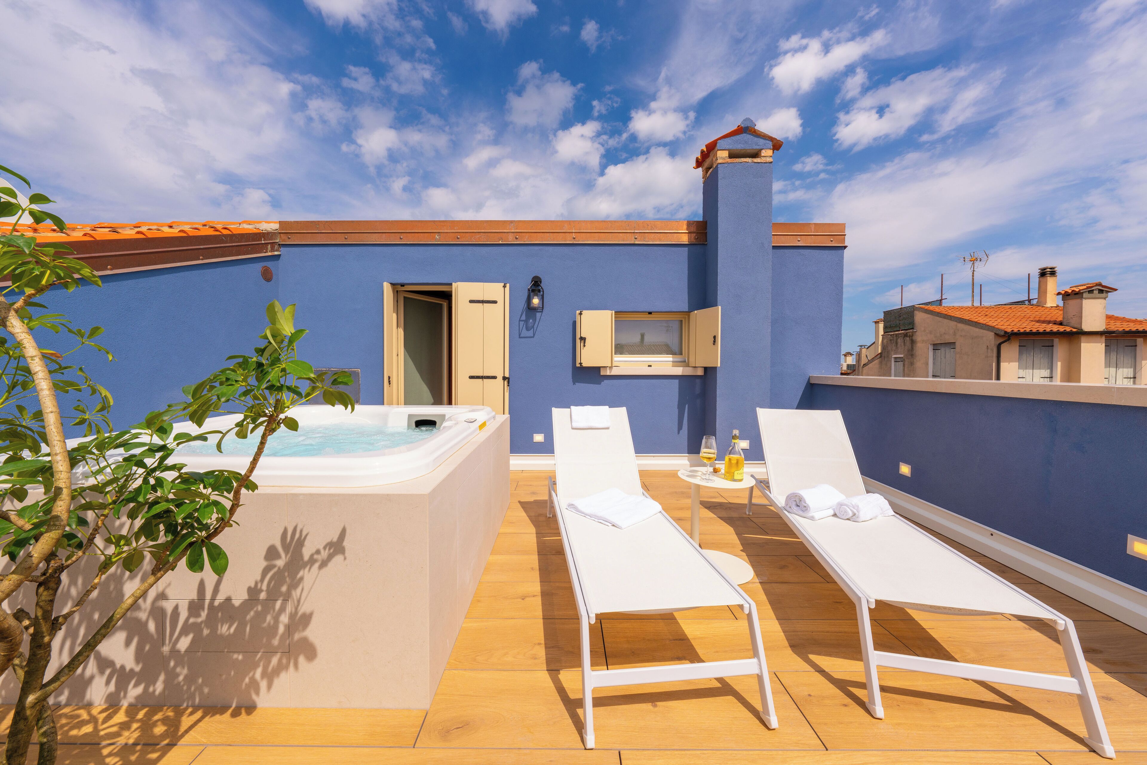 Luxury Double Room, Courtyard View | Outdoor spa tub