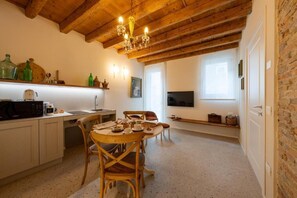 Camera doppia, vista cortile | Pasti