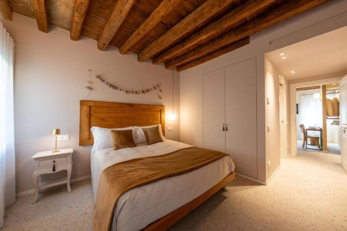 Quarto casal superior, vista para o pátio | Wi-Fi de cortesia
