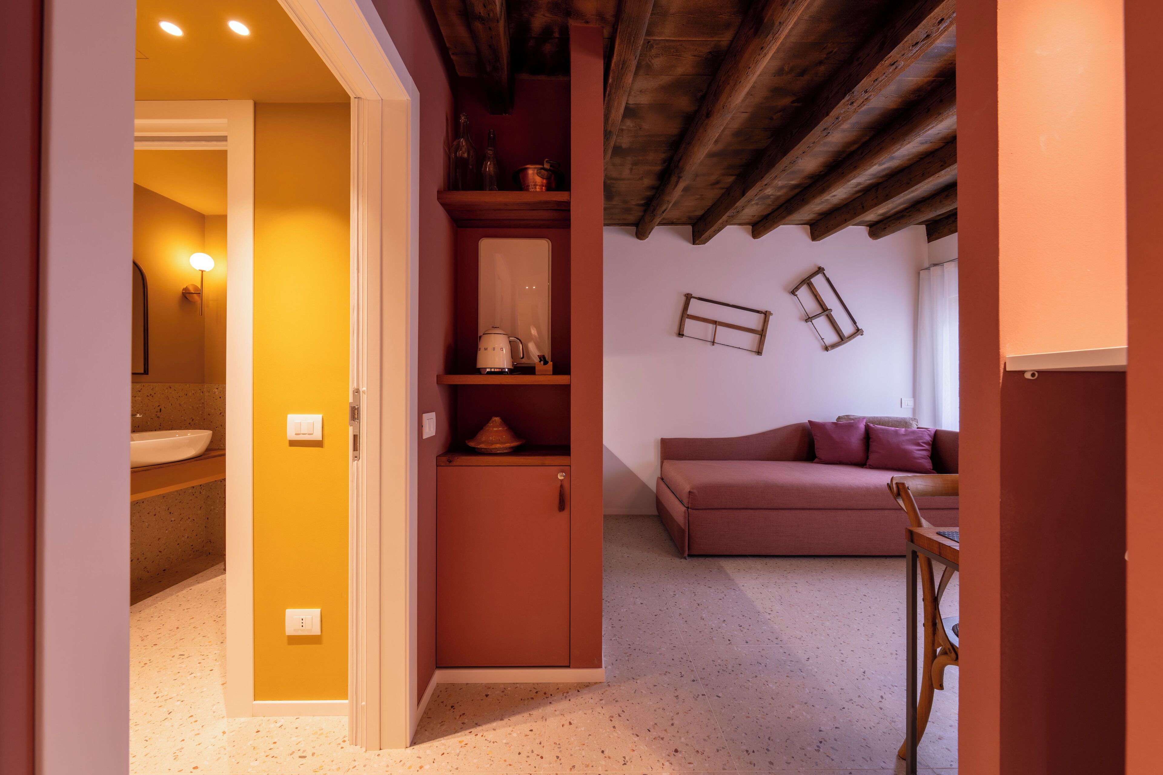 Appartement Deluxe, vue cour intérieure | Coin séjour