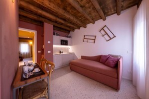 Appartamento Deluxe, vista cortile | Area soggiorno