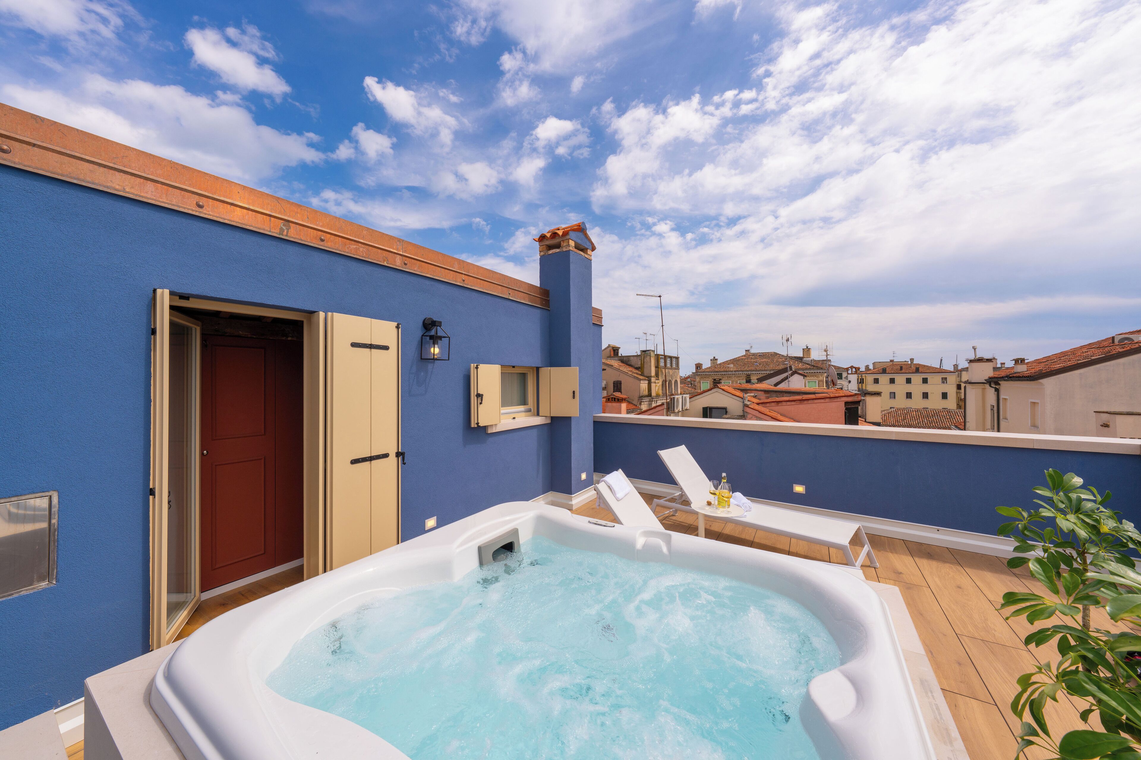 Outdoor spa tub