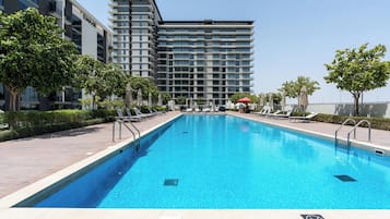 Una piscina al aire libre