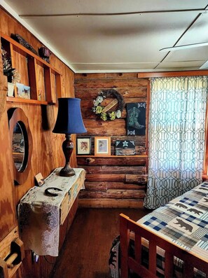 Interior - The Skyline Cabin - Mountaintop Ranch (Elkton)