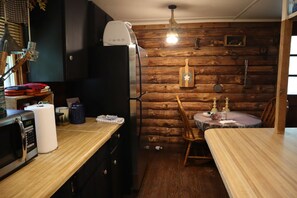 Coffee/tea maker, fridge, microwave, oven - The Skyline Cabin - Mountaintop Ranch (Elkton)