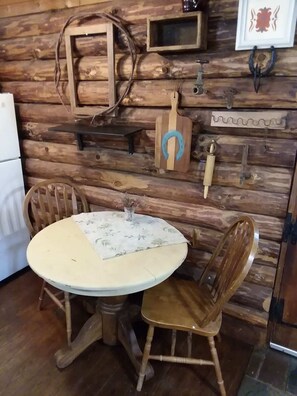 Dining - The Skyline Cabin - Mountaintop Ranch (Elkton)