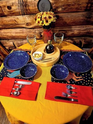 Dining - The Skyline Cabin - Mountaintop Ranch (Elkton)