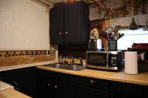 Coffee/tea maker, fridge, microwave, oven - The Skyline Cabin - Mountaintop Ranch (Elkton)