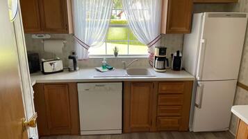 Wasserkocher mit Kaffee-/Teezubehör, Kühlschrank, Mikrowelle, Ofen