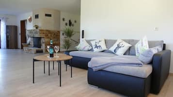 Fernseher, Kamin, Stereoanlage