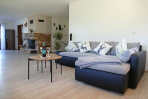 Fernseher, Kamin, Stereoanlage