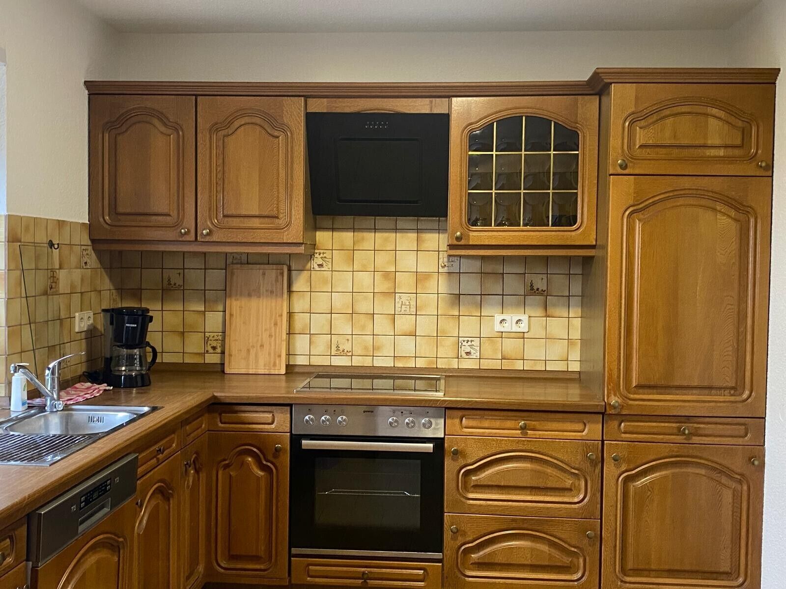 Wasserkocher mit Kaffee-/Teezubehör, Kühlschrank, Ofen, Herdplatte