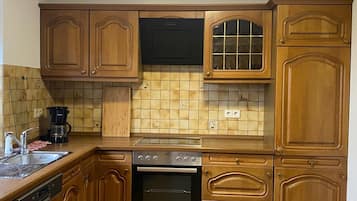 Wasserkocher mit Kaffee-/Teezubehör, Kühlschrank, Ofen, Herdplatte