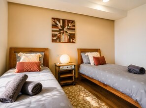 3 habitaciones, tabla de planchar con plancha, wifi y ropa de cama 