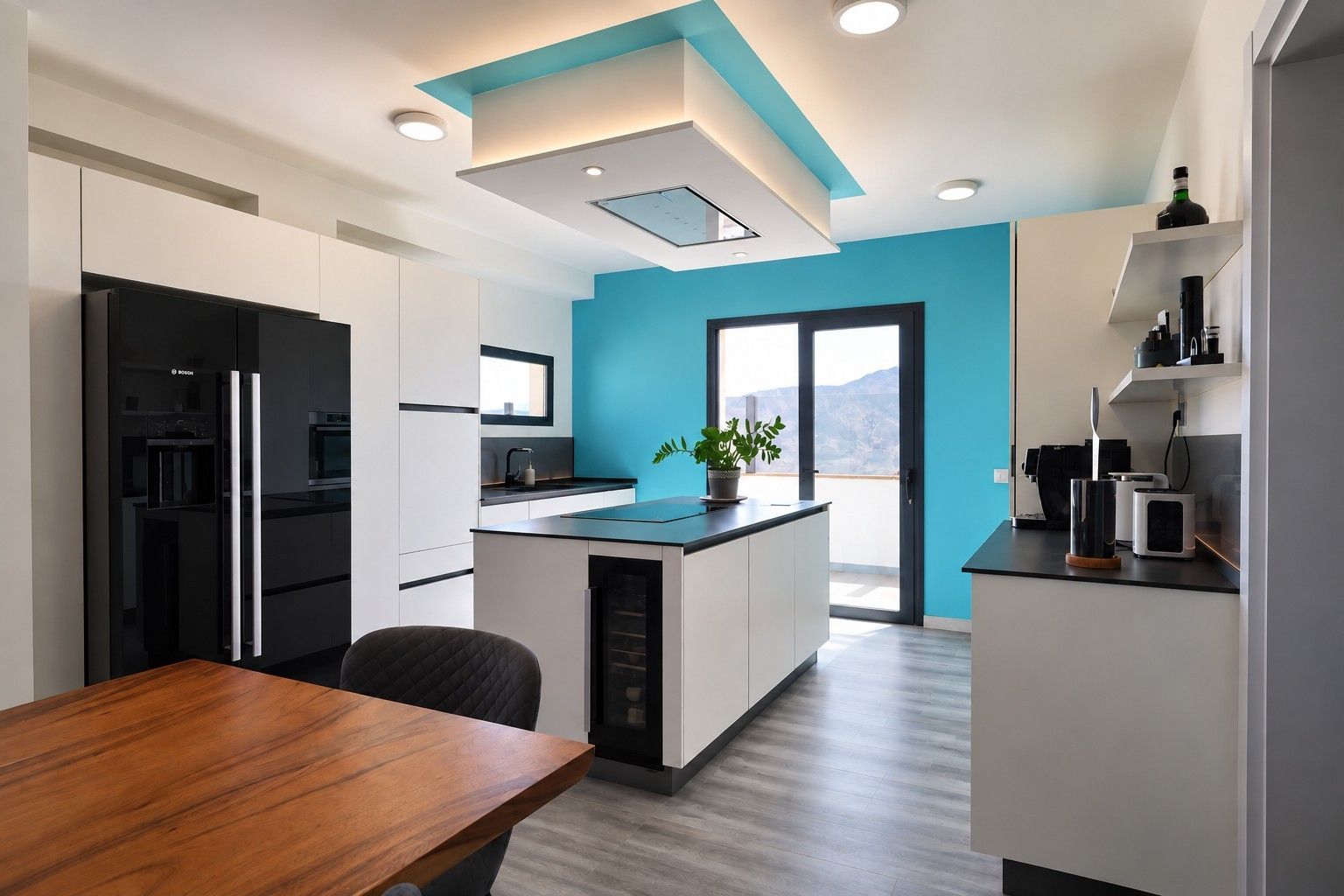 Cocina moderna con isla central, muebles blancos, refrigerador negro y pared de acento azul.