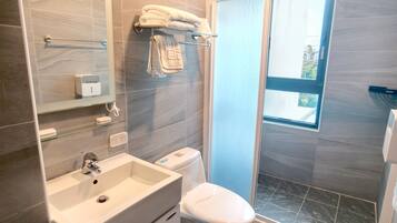 Comfort-Doppelzimmer, Balkon, Bergblick | Badezimmer | Badewanne und Dusche (separat), kostenlose Toilettenartikel