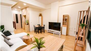 Comfort-Suite, Balkon, Bergblick | Wohnbereich