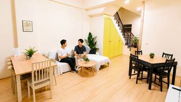 Comfort-Suite, Balkon, Bergblick | Speisen