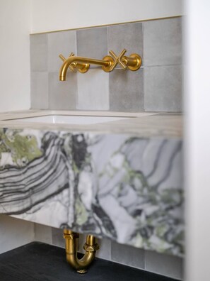 Premier Double Room, 1 King Bed, Lake View | Bathroom | Soap, shampoo, toilet paper - The Wellington Hotel (Wellington)