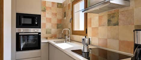 Coffee/tea maker, fridge, microwave, oven