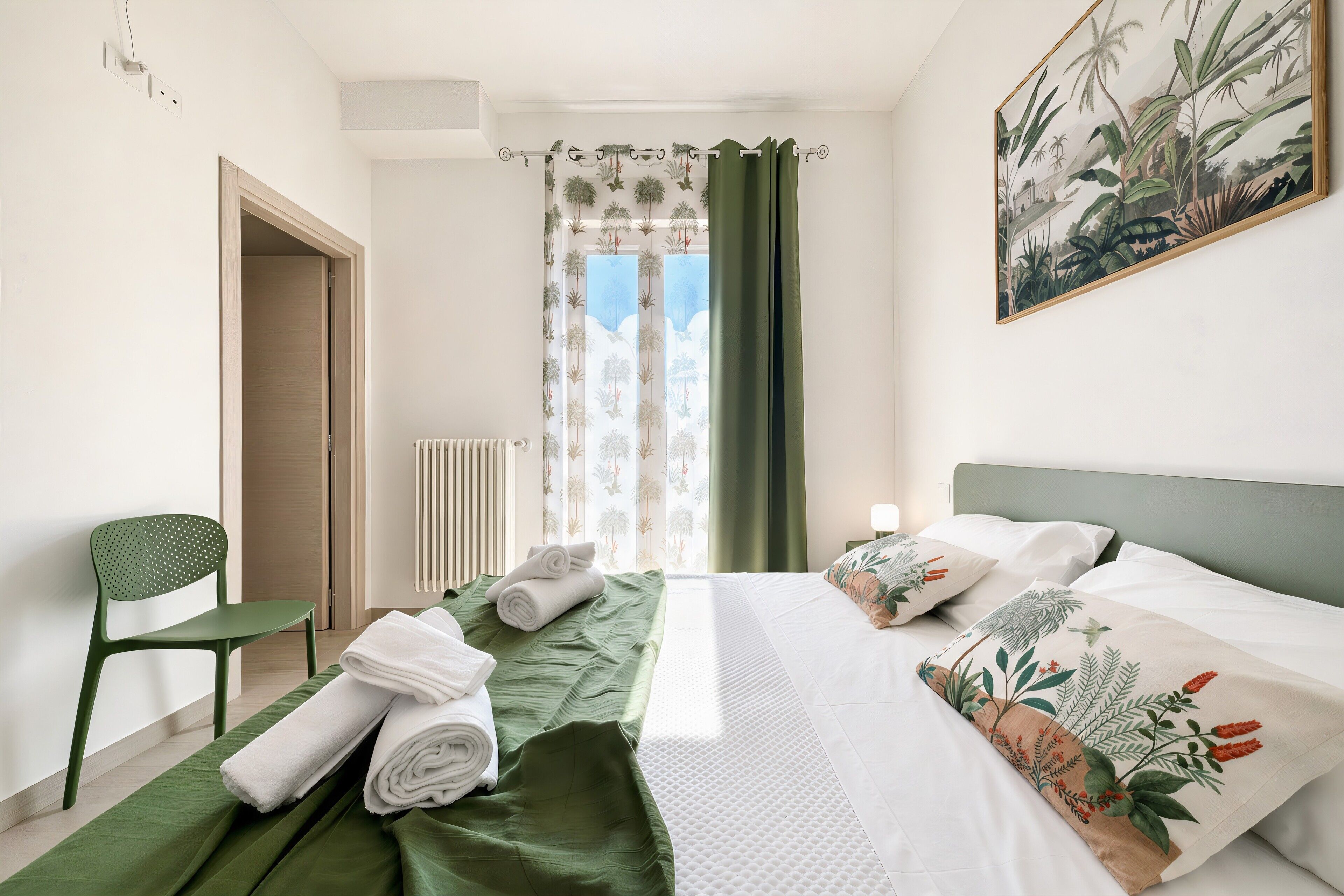 Una habitació d'hotel amb un llit, una cadira, un radiador i un quadre a la paret.