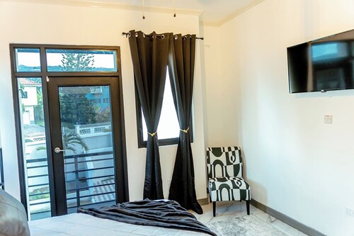 Summer Escape-2br Apt-pool-7 Min Airport-pool